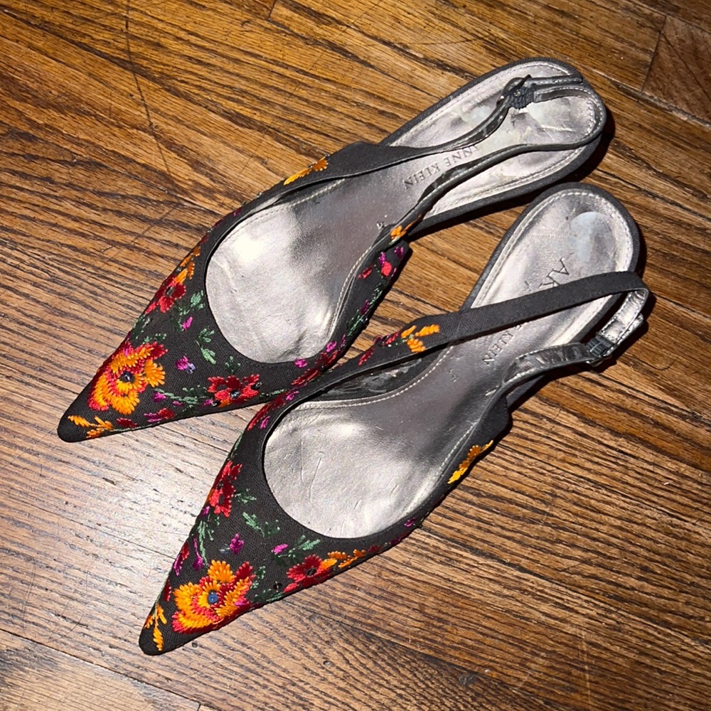 Black with crocheted multicolor flowers size 7 Anne Klein
